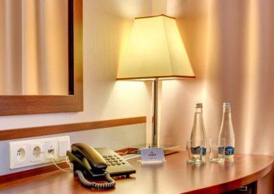 lampka nocna i telefon w hotelu Amber