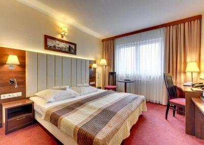 pokój hotelu Amber Gdańsk z dużym łóżkiem