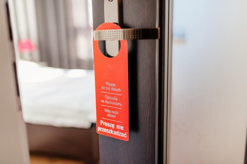 Zawieszki hotelowe – sposób na maksymalną prywatność